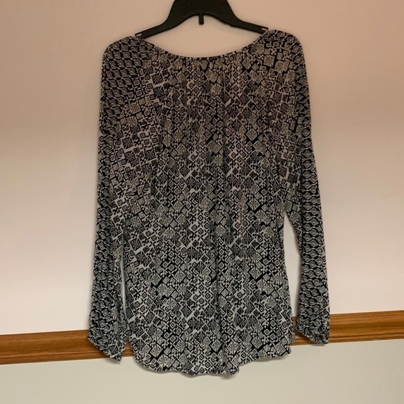 Black and White Geometric Blouse - Picture 5 of 7